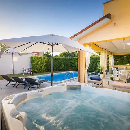 Villa House With Pool And Whirlpool