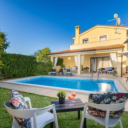 House With Pool And Whirlpool Villa *