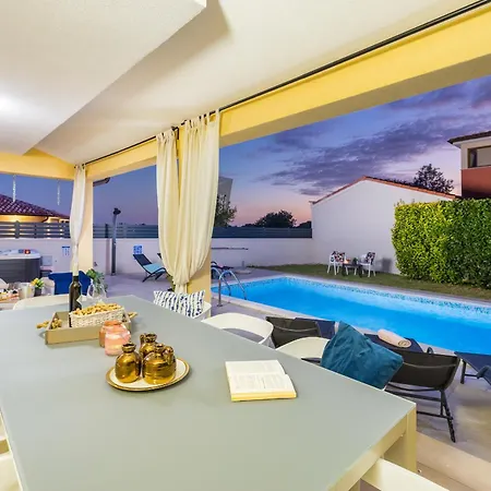 House With Pool And Whirlpool Βίλα Sarići