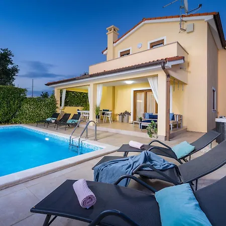 House With Pool And Whirlpool