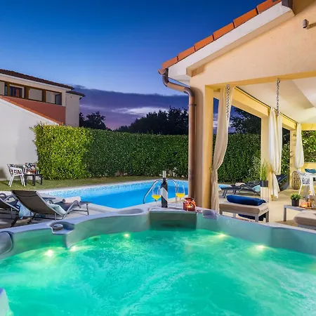 House With Pool And Whirlpool