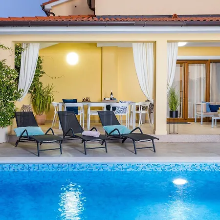 House With Pool And Whirlpool