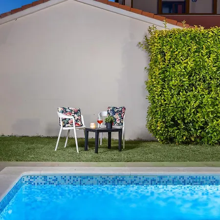 House With Pool And Whirlpool *
